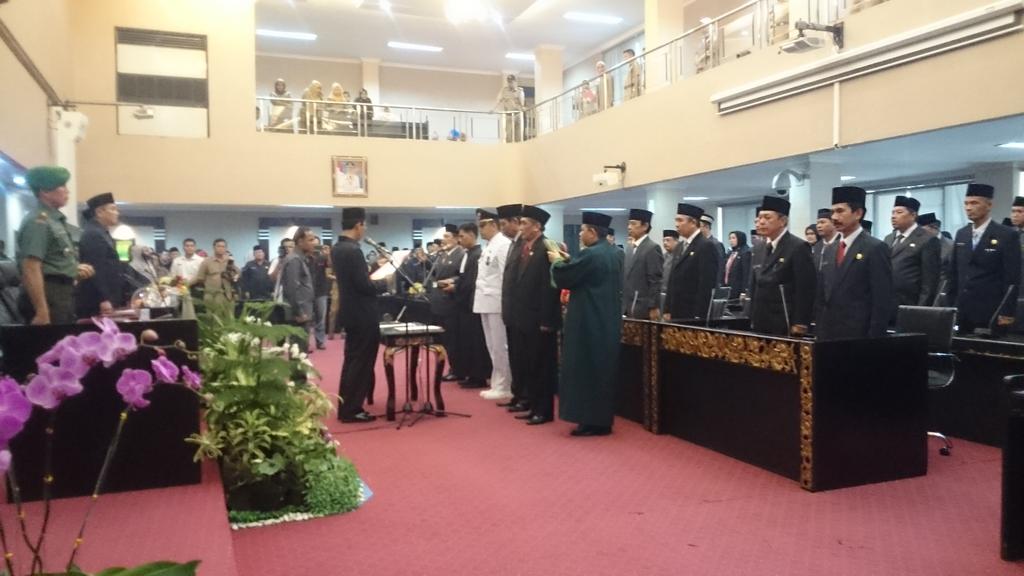 Humas_Palembang's tweet photo. Pagi tadi (3/11/2015) walikota palembang @harnojoyo1967 melantik pejabat struktural pemerintah kota Palembang https://t.co/hxYVYHSatE