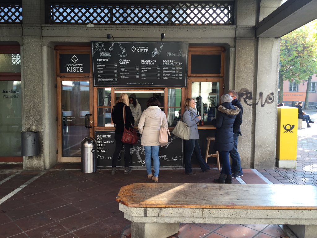 Neu! Abhängen am Moritzplatz #waffeln essen in der neuen Schwarze Kiste #schwarzekiste #augsburg #food #placetobe