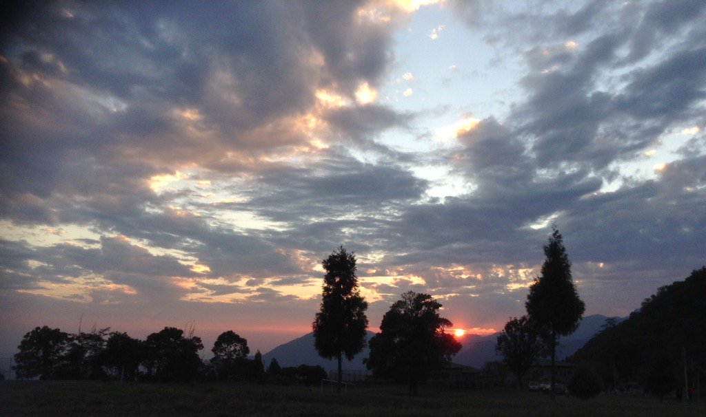 sedssasuki's tweet photo. Things fall apart yet life moves on #sunset #dewathang #bhutan https://t.co/zWXnyeRtBQ