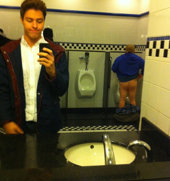 selfiecul's tweet photo. Prend un selfie de ta bouille avec un cul habillé ou à poil en arrière plan comme ceci :) #selfieass #selfiecul #ass https://t.co/KIPxtFoNeM