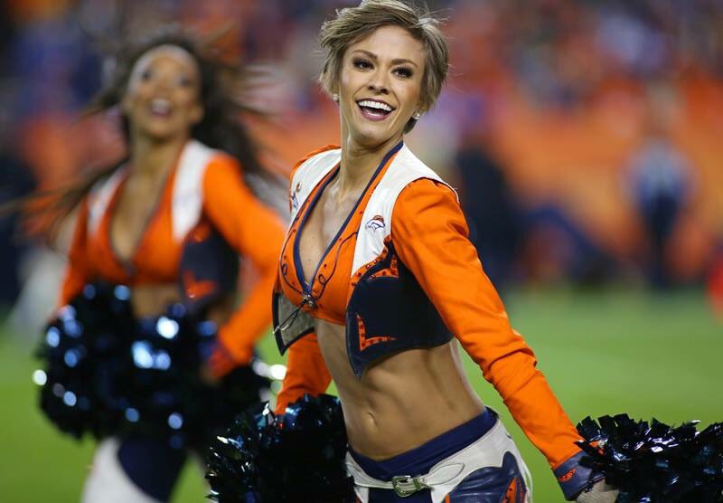 ProCheerRT's tweet photo. Via DBC_Sam: Wind in my #shorthairdontcare ๐๐ป๐๐ป Thanks Pete Eklund for the pic! ๐ธ #GBvsDEN #SNFundefeated #BroncosUp https://t.co/NfeoKMAfeN