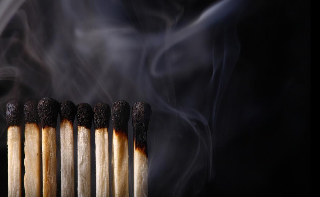 hellphonevil's tweet image. 永夜的天，乌云涌动；地，衰败流离。空荡的周围，似乎哈出的热气才是活着。寒冷，寒冷，寒冷。在山冈的小屋，我划亮最后一根火柴，点燃最后一堆柴火。火光不大，却温暖。寒冷是那么恐怖，我似乎宁可死在烈火中，我疯似地倒下一整罐汽油！！！火，灭了