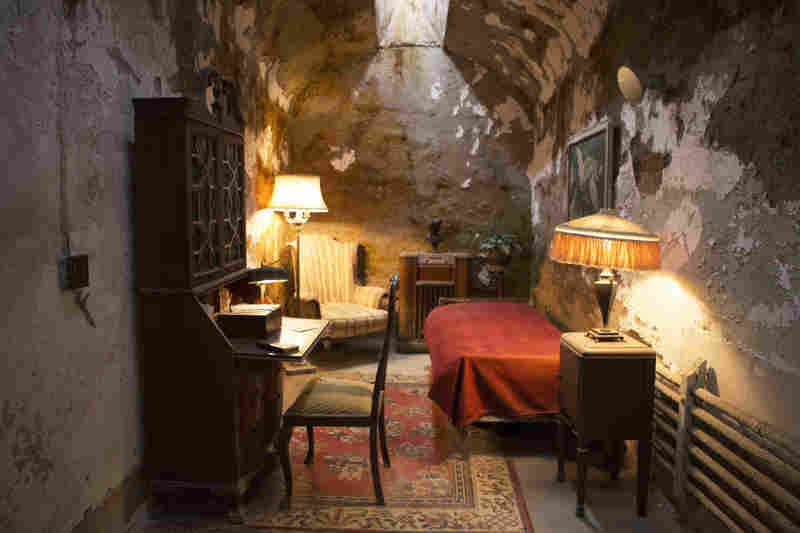 abandonplace's tweet photo. Eastern State Penitentiary, Philadelphia, Pennsylvania (1829-1971) https://t.co/QS8LrjQCIt