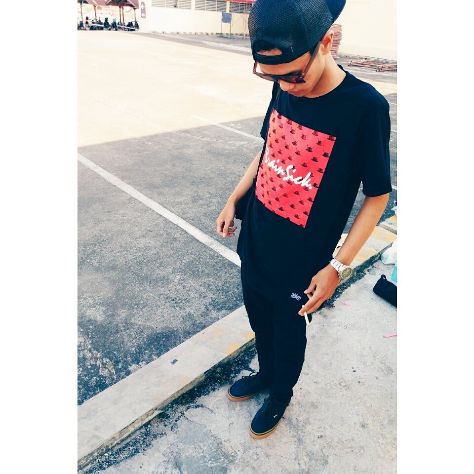 Wearing tees brainsickapparel crew
Happy good day fellas..
Keep feel like a boss <a href="/KabJember/">Jember</a> 
#jember #LocalBusiness