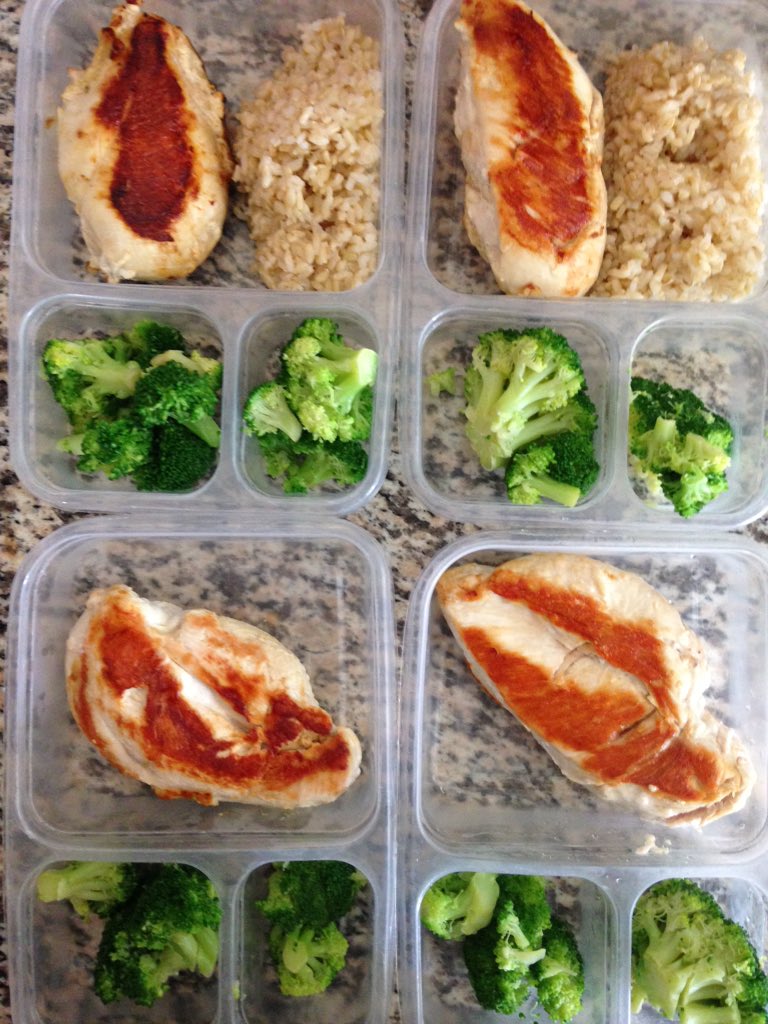 USARMYJAKE's tweet photo. Meal prep 😄
#chickenbreast #brocoli #devinphysique
#physicalchallenge DAY22👍#chestday #bench
#legday https://t.co/fFDvNfc95p