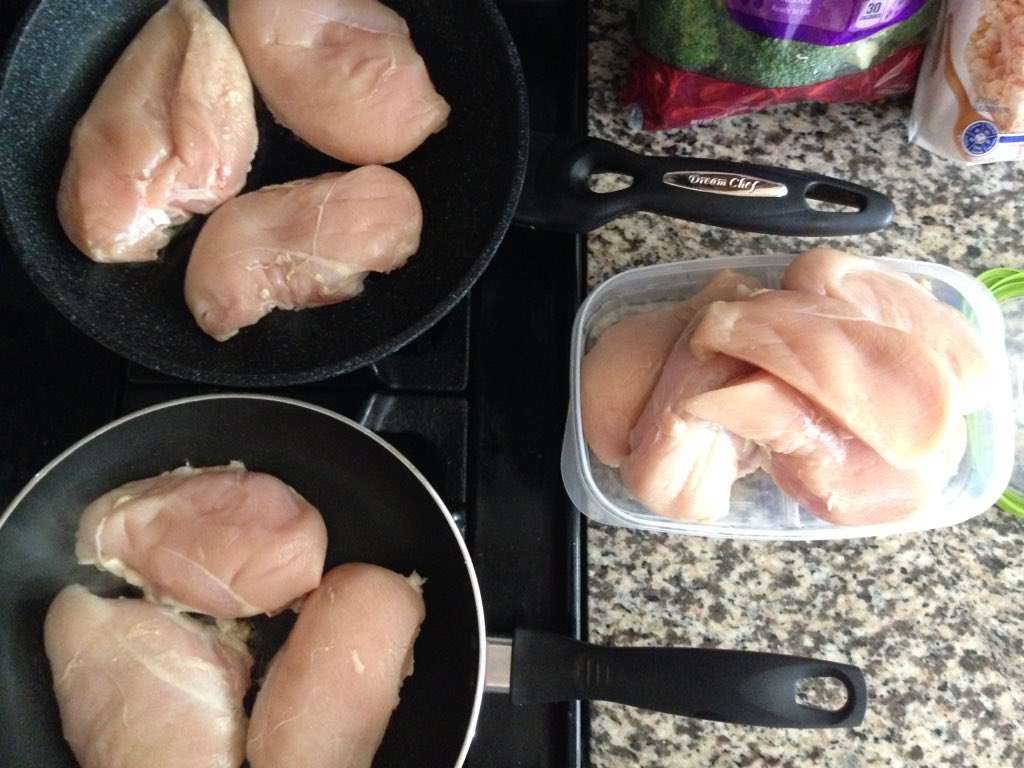 USARMYJAKE's tweet photo. Meal prep 😄
#chickenbreast #brocoli #devinphysique
#physicalchallenge DAY22👍#chestday #bench
#legday https://t.co/fFDvNfc95p