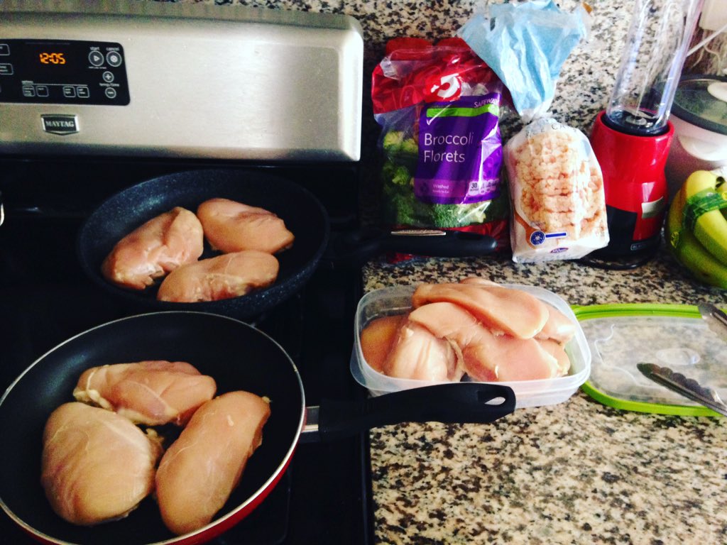 USARMYJAKE's tweet photo. Meal prep 😄
#chickenbreast #brocoli #devinphysique
#physicalchallenge DAY22👍#chestday #bench
#legday https://t.co/fFDvNfc95p