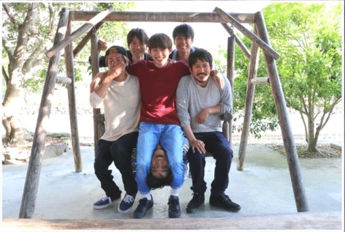 なっちʚ ɞ ᴗ V6 三宅健 V6周年記念合宿の際に撮ったトリック写真 ではないけど V6らしさが1番現れてる写真 笑 を Tシャツのデザインにしてテレビ出演しまう ファンにしかわからないサプライズ V6 V6周年 ひるおび T Co