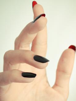 cleo_ind's tweet photo. Beri sentuhan berbeda dengan teknik double sided manicure, baca di #CLEOBaru https://t.co/nkawgP2J1u