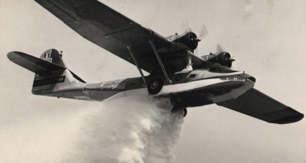 kamone_duck's tweet photo. 1954, AirCocaïne : livraison en vol au-dessus de la propriété de l'animateur Arthur. https://t.co/DCawewZeQp