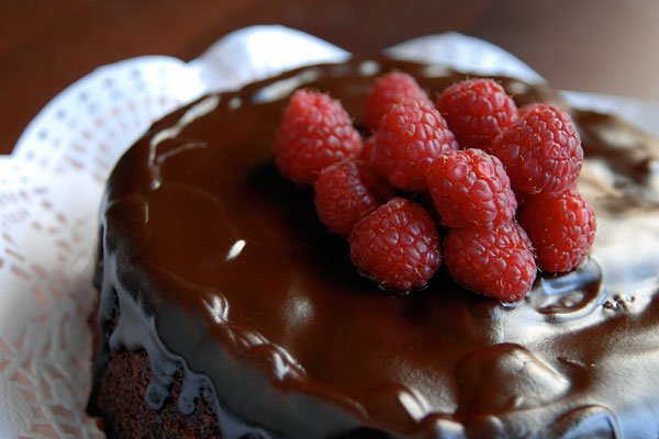Chocolate whiskey cake with raspberries Whisky cakesellers.co.uk