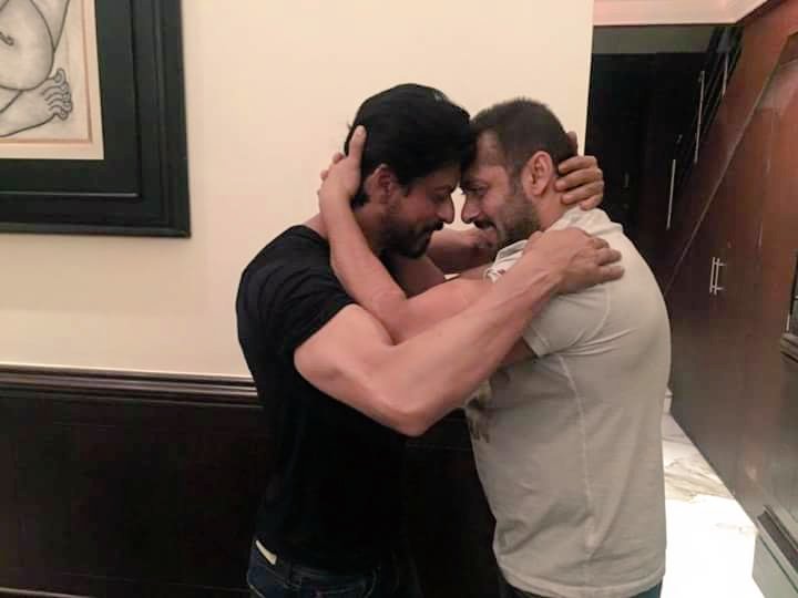 anonymous_KL5's tweet photo. Mere Karan Arjun Mil gye!#Shaman๐ฌ#PichaPerfect ๐
waitin 4 so long.This moment and finally๐ @iamsrk @BeingSalmanKhan https://t.co/XqwBgTnCQ0