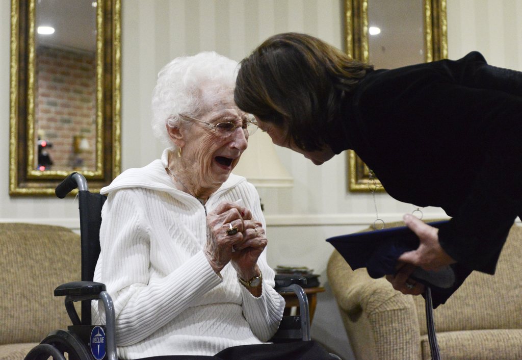 verne's tweet photo. Así de emocionada ha recibido Margaret, a los 97 años, su título de secundaria.  https://t.co/trdGATsRjK https://t.co/NiLYxF0S1U