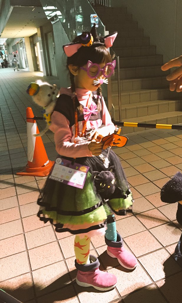 村瀬 夏夜 Pa Twitter そういえば 先日の吉祥寺ハロウィンフェスタ 仮装して可愛い お菓子貰って嬉しい のは今年で最後かな 実際小3までしか参加できないイベント 猫になりたい と言ったので 買い足したのは猫メガネのみ 家にあるもので済ませた