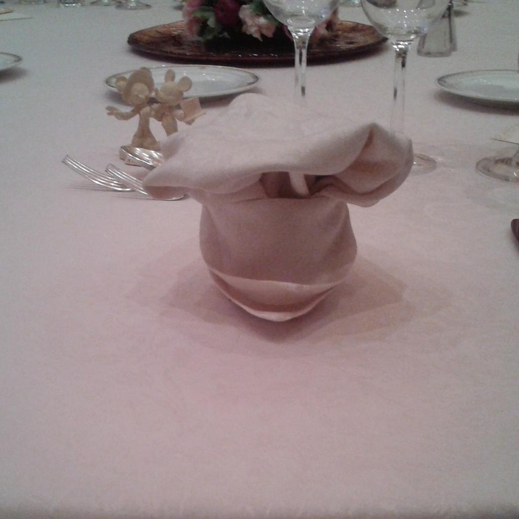 こんちび 職場の後輩の結婚式 披露宴に主席 会場がディズニーリゾートのホテルだけあって華やかでした 演出 も細かい ナフキンがドナルドだったりこんなところにミッキーが お馴染みのディズニーキャラが披露宴盛り上げてくれました 末永くお幸せに