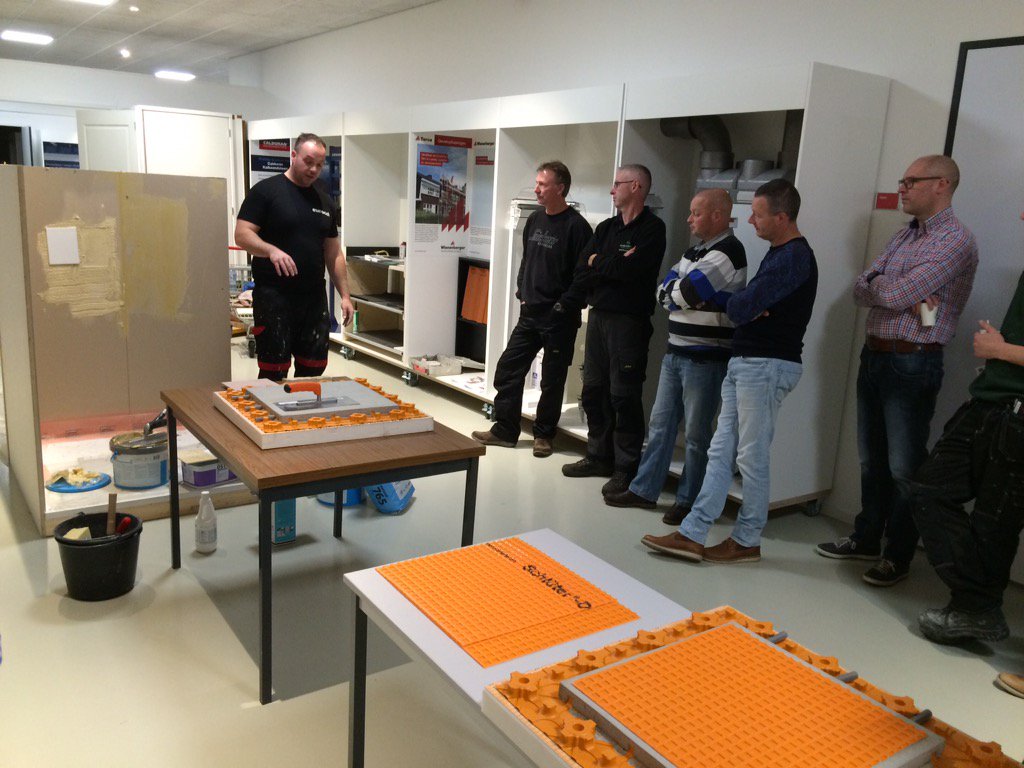 RKB_Greenworks's tweet photo. Vakmanopleiding tegelzetter @Apeldoorn in volle gang. Leuke groep &amp;leergierig! https://t.co/vq11M0DBzY