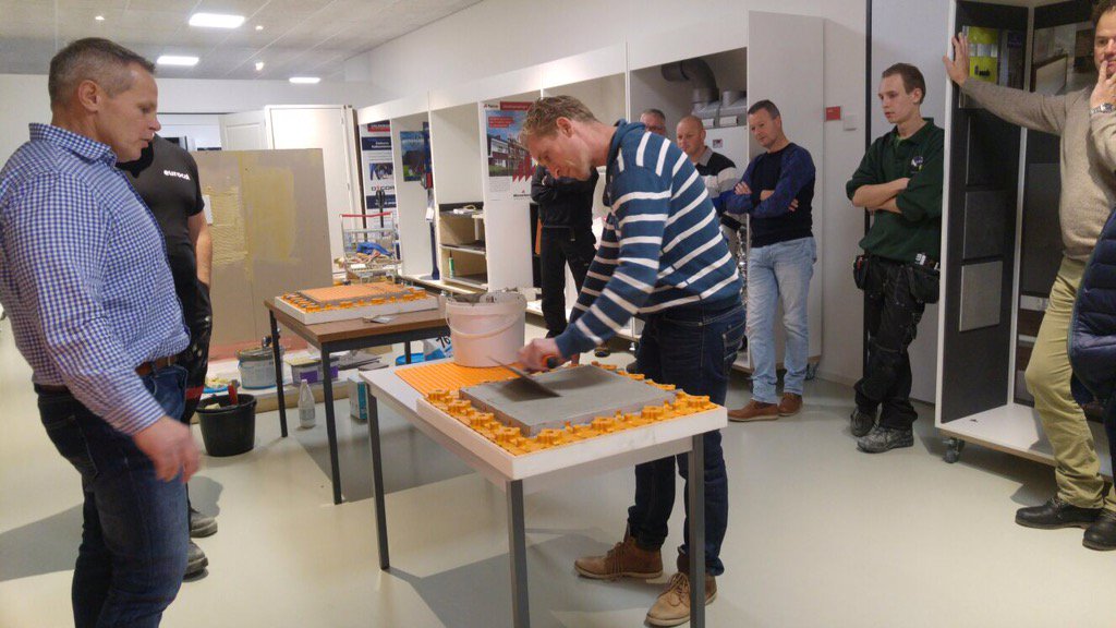 RKB_Greenworks's tweet photo. Vakmanopleiding tegelzetter @Apeldoorn in volle gang. Leuke groep &amp;leergierig! https://t.co/vq11M0DBzY