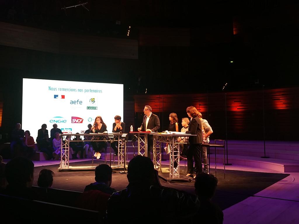 Ecologie_Gouv's tweet photo. [#maplanete] Les collégiens de Aignan (Gers) présentent leur solution "train" à la @SNCF #mobilite https://t.co/94cGQj2z4e