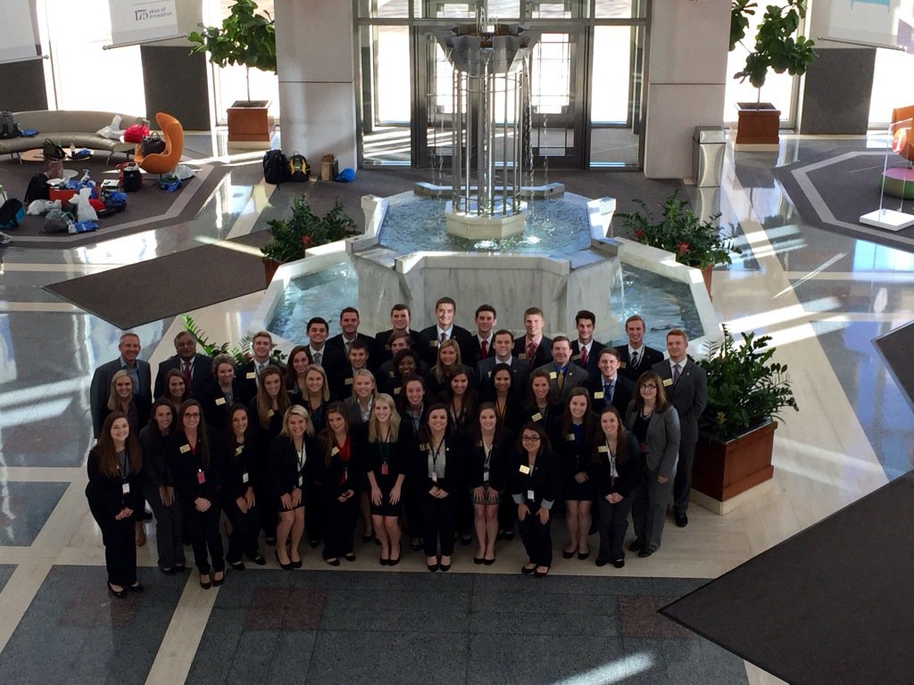 MizzouCLP's tweet photo. Amazing day at P&amp;G learning about brand management, leadership, and doing service alongside P&amp;G! @ProcterGamble https://t.co/VaoPy8x2zL