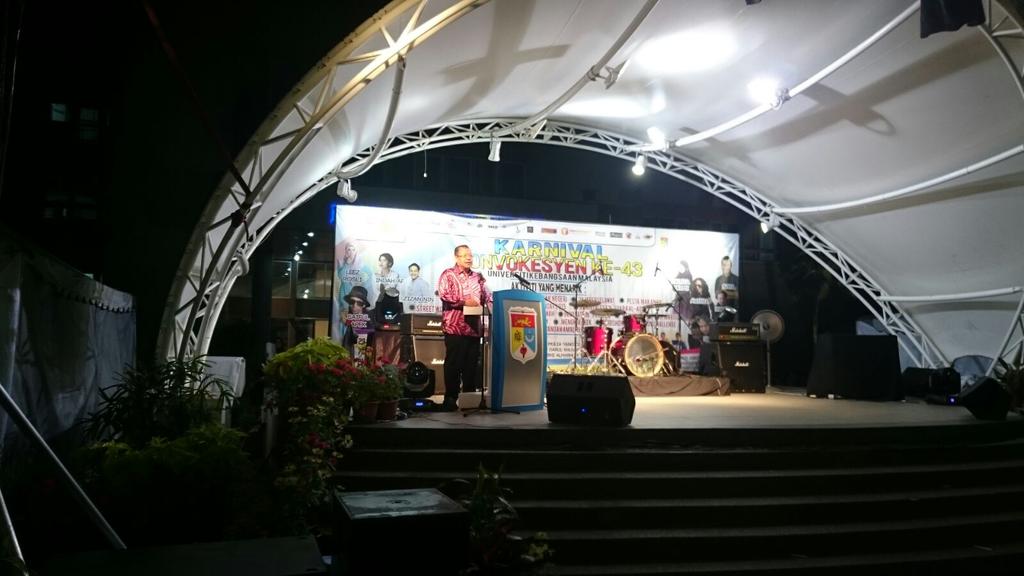 KKUKM43's tweet photo. Majlis penutup. Jum pergi.. mohon hebah. Ada artis malam ni. @UKMtwt #kkukm43 https://t.co/NqkS2kc9yL