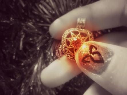 ayvemaria's tweet photo. This nail art. 😍 @TMInstruments https://t.co/IVJNWNokhb