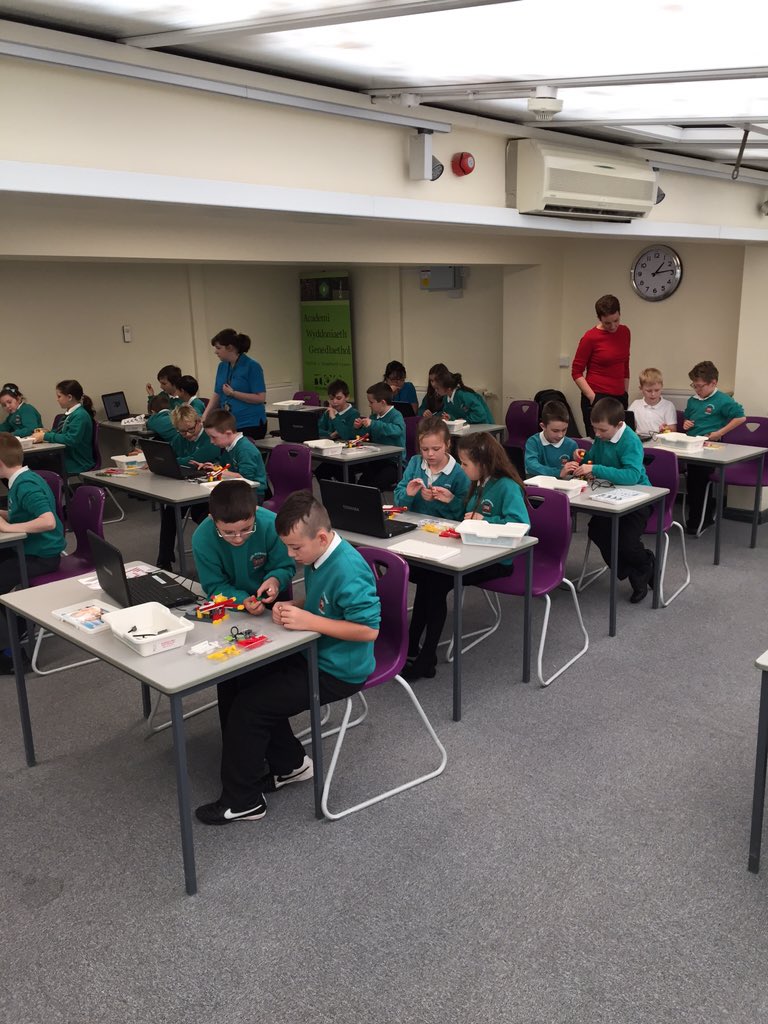 alexcptweets's tweet photo. Year 5 currently enjoying the #DrummingMonkey #LegoEducation workshop. Thanks @myTQG https://t.co/EKUkwyDsBI