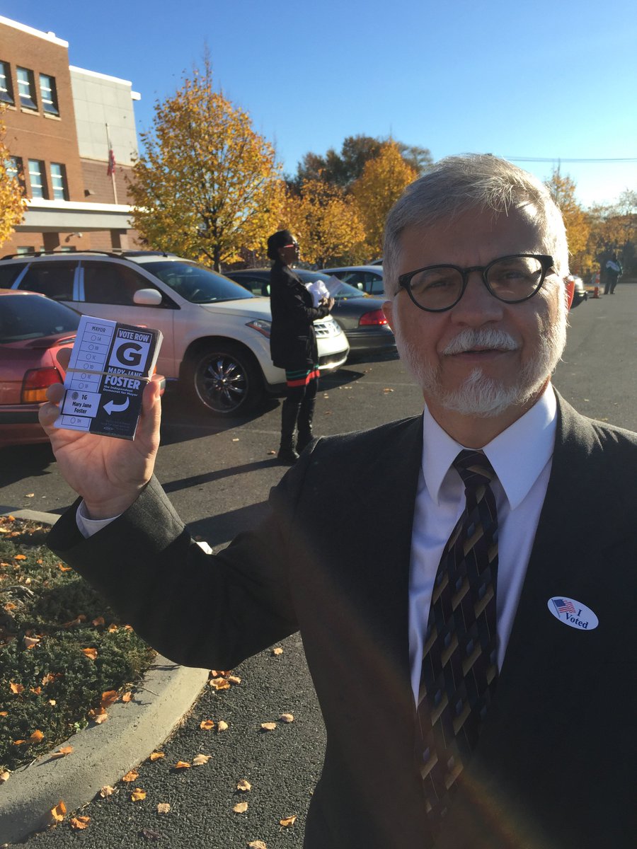 Ex-School Bd mbr atty Max Medina working for <a href="/FosterForBPT/">Mary-Jane Foster</a> at Barnum School! #VoteRowG #CTpolitics