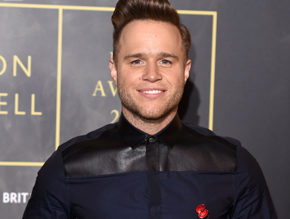 styleonscreen's tweet photo. .@ollyofficial looking suave in @MaisonValentino! Find his shirt here: https://t.co/yE3maaNLJ2 π #StyleonScreen https://t.co/jSYe1n4CKf