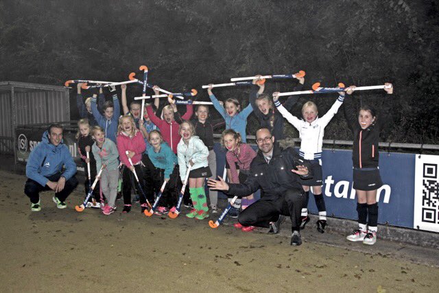 husslage's tweet photo. 16 nieuwe jeugdleden @MHCUitgeest openden jeugdrekening bij  @RaboIJmond en ontvingen Rabostick. @Rabobank bedankt! https://t.co/L0H0uJEDDt