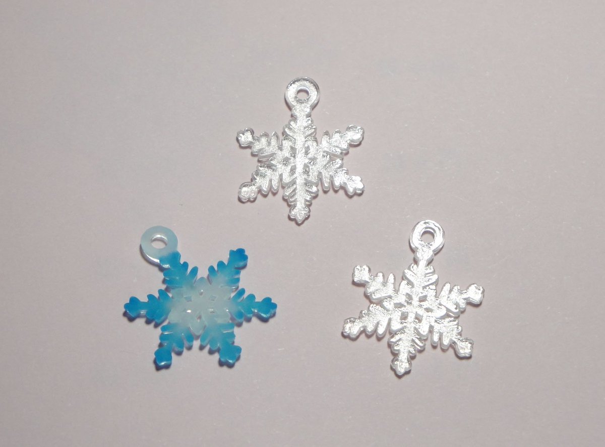 Honeyhotcake 雪の結晶描いてて えーい思い切って細かく切り抜いてやれー と作ったのがこれ 無着色で切り抜いたまま焼いたのと やすりがけしてパステルで着色したもの まだニスもレジンも何も盛ってない素の状態です 明るい画像と暗い画像2枚 Honeyhotcake 雪の結晶描いてて えーい思い切って細かく切り抜いてやれー と作ったのがこれ 無着色で切り抜いたまま焼いたのと やすりがけしてパステルで着色したもの まだニスもレジンも何も盛ってない素の状態です 明るい画像と暗い画像2枚
