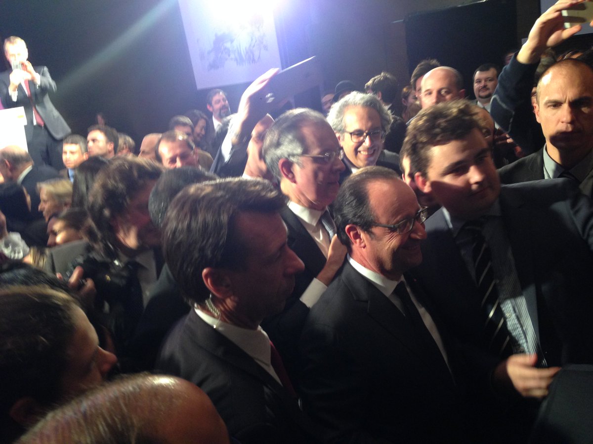 #奥朗德总统访华#奥朗德总统在法国驻华大使馆官邸举行法国侨民招待会，并与在华法国侨民亲切会谈。