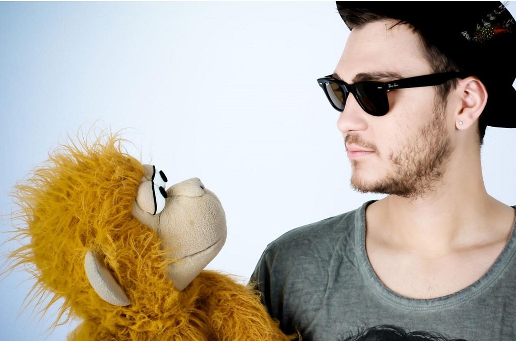 Fnac's tweet photo. #RDVfnac | Rencontre-dédicace avec @Jeffpanacloc demain à 18h Fnac Champs Elysées → https://t.co/KOENs1tGeh https://t.co/255vyDitcT