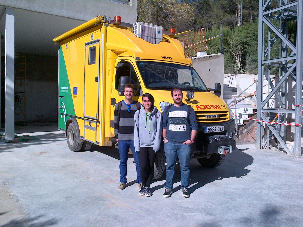 Plan_INFOCA's tweet photo. Antonio y Gema (Ciencias Ambientales), y Gabriel (Biología), visitan COP #Jaén. Los 3 son becarios de la DT. Suerte! https://t.co/ewXer2oipp