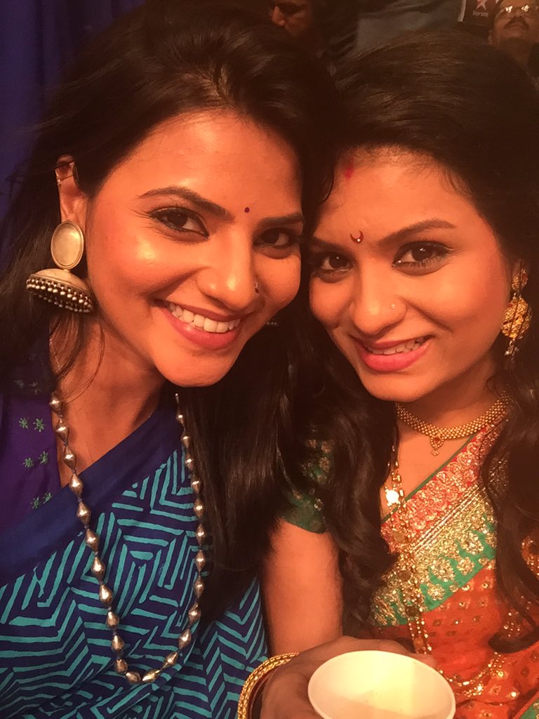 swapnaalee's tweet photo. MBA finale .... Super fun with super family .... @harshadakhanvil @SamelSan @mrunal153 @actor_sharmila https://t.co/cYxoFaiMGT