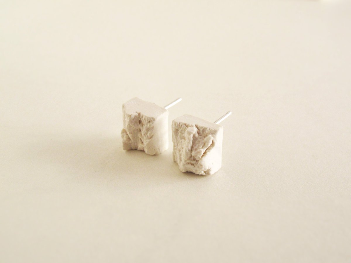 mercadodedisen's tweet photo. La firma de joyería #Dsnu estará en #MercadoDeDiseño el 2 y 3 de enero en @mataderomadrid Cerámica y metal. #Joyas https://t.co/uPGiT49ROR