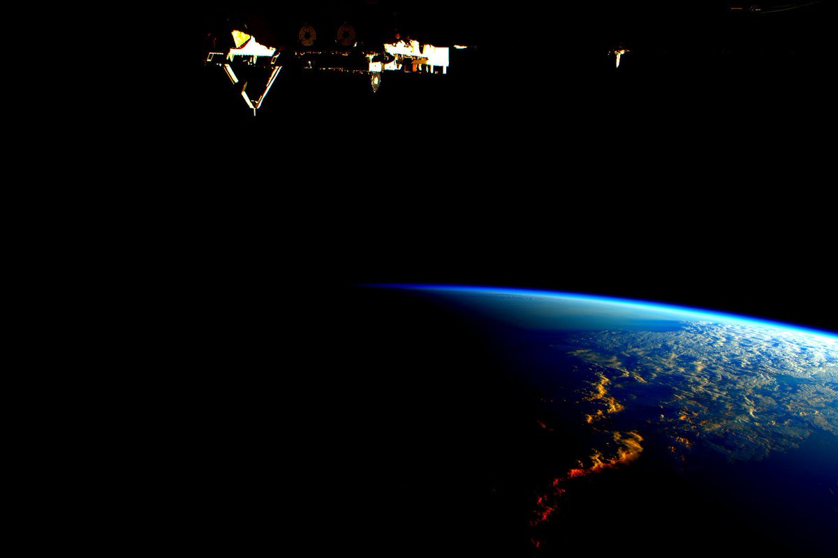 StationCDRKelly's tweet photo. #GoodMorning #Earth. Looking brilliant as usual. #YearInSpace https://t.co/BJqlzKxb1u