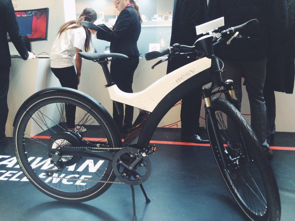 TWexcellencefr's tweet photo. Nous découvrons le e-magnifique vélo électrique de BESV : le plus petit du monde ! #madeintaiwan https://t.co/ySZNeSmicR