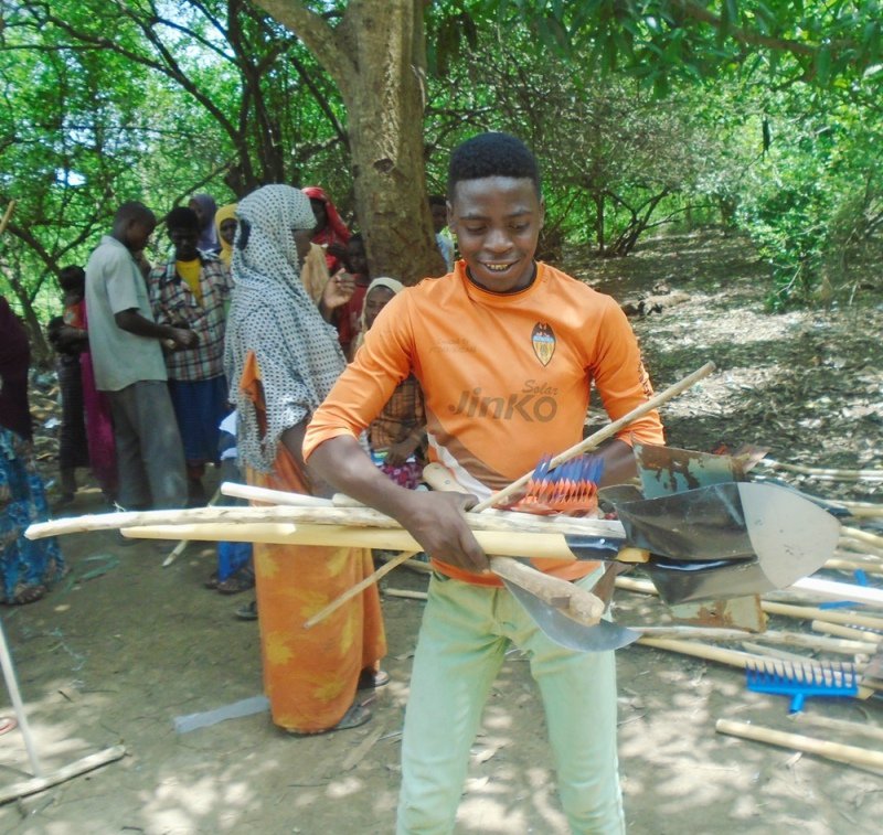 ced_org's tweet image. Youth farmers from Balad district receiving seeds &amp;amp; farming tools from CED #CYBERS project funded by @stability_fund