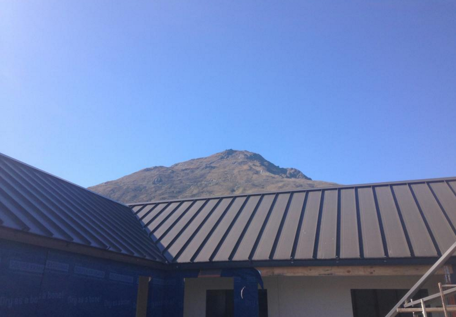 buildme_nz's tweet photo. Roof is on! https://t.co/kZKs1vzBcA #TheBuildingDiaries @proclimaNZ #AlpineTray #building #buildingnz #Buildme https://t.co/9cqvTJwCKD