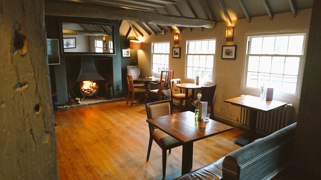 Swanpangbourne's tweet photo. We're feeling all cosy down at The Swan. Come and join us and our roaring fires for an indulgent experience! https://t.co/r71EX1G9Pe