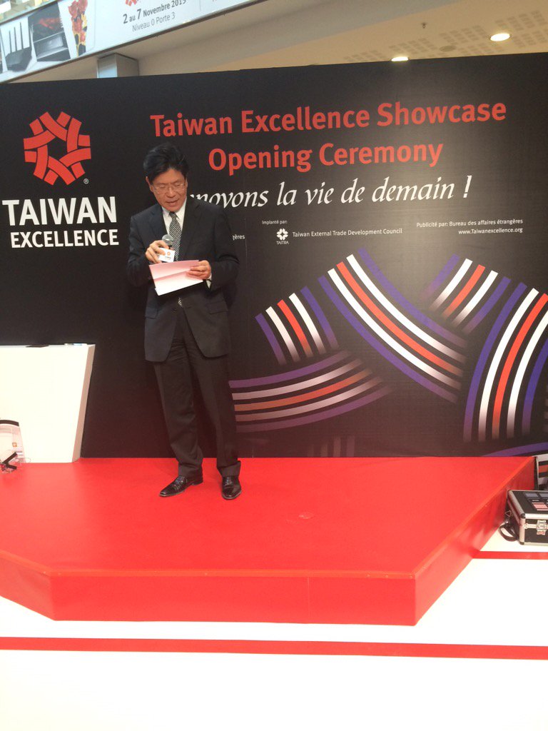 TWexcellencefr's tweet photo. L'ambassadeur du bureau de la représentation de Taipei en FR, M. Zhang Ming-Zhong nous présente #TaiwanExcellence. https://t.co/n5TpNGR7MV