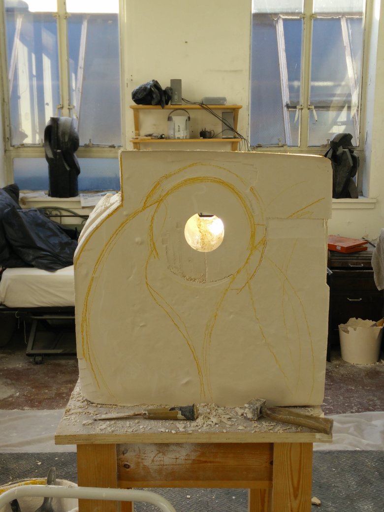 CKDrakesculptor's tweet image. Beautiful November sun, perfect for  working on a new piece. #carvingprocess #scultpure