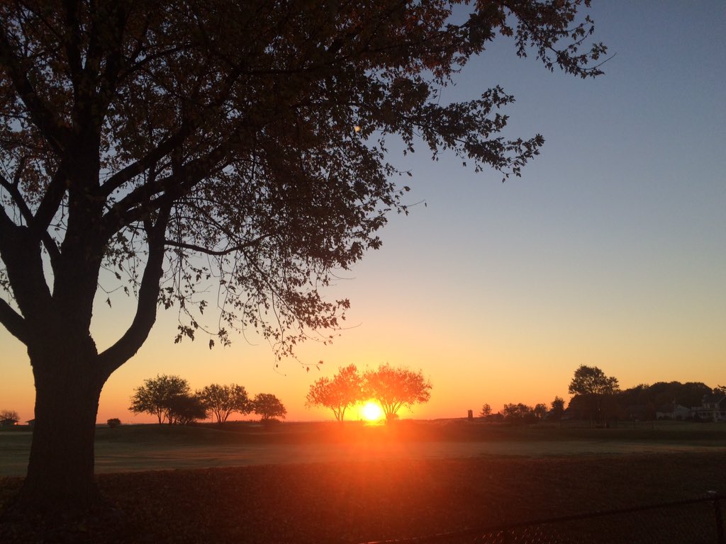 sonicdjc's tweet image. Can I just stay home today? #sunrise #morningdogwalk #commuterissues #metronorth  #thescenicroute