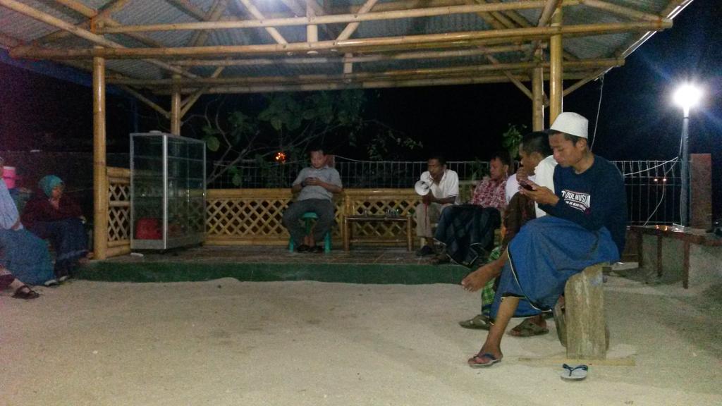 STAIQudwah's tweet photo. "@FatchRozi: Pengarahan.. jelang Praktek mengajar esok oleh Bpk Yahya M.Si.
#Baksos tidung 'nov
@STAIQudwah https://t.co/Qg9KQjkYCE"