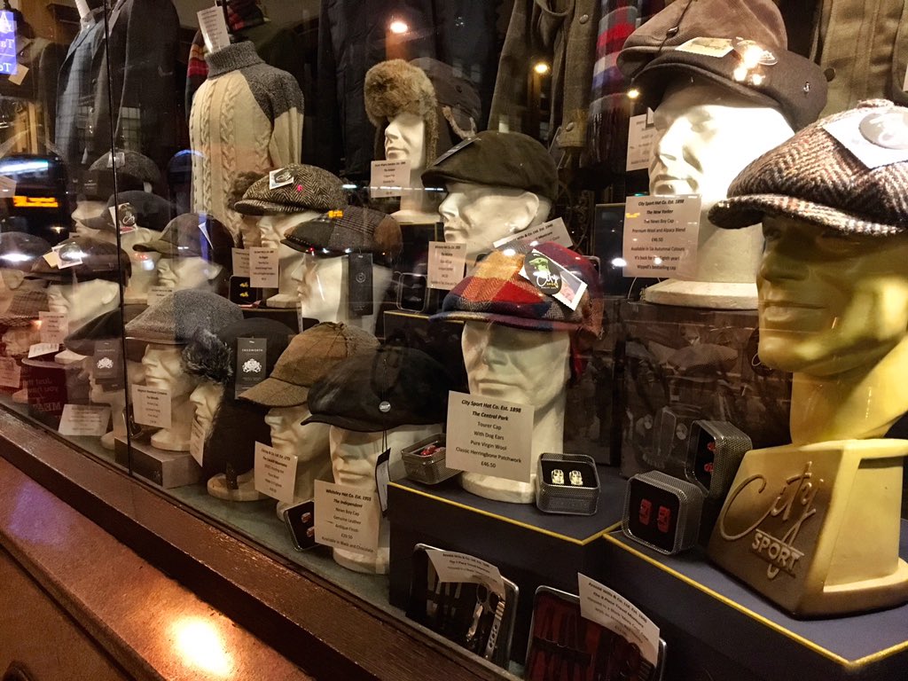 The_Chapeau's tweet photo. Feeling at home. Might have to find a friend.... #manchestershopping #christmasiscoming https://t.co/4zQFXecE5m
