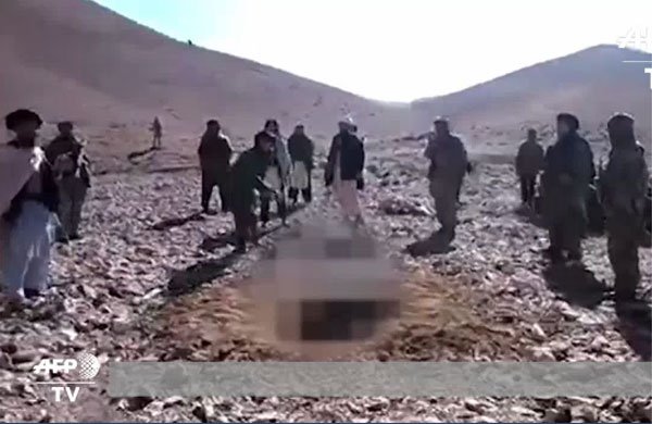 Talibãs apedrejam mulher no Afeganistão por ter tentado fugir com seu amante corre.io/ijTDoo