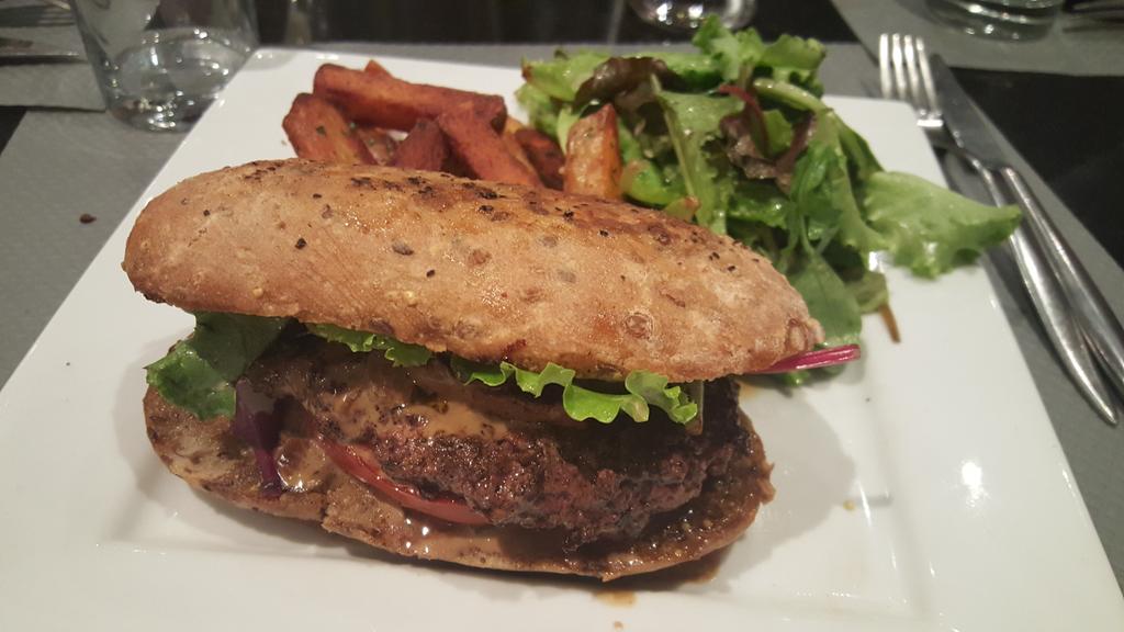 caffe_cotti's tweet photo. Il vous attend ce soir:le #gersburger!!!
Découvrez sa recette sur notre site!
#pornfood #toulouse #savoureztoulouse https://t.co/UULx8FpV3v