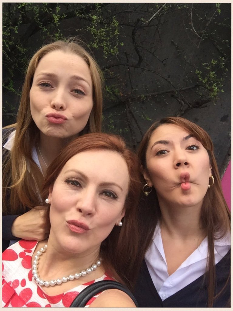 Susana_Lozano's tweet photo. Mucho que hacer el día de hoy. Les mandamos besos #lilibeth #lorenavignau desde la locación de #comodiceeldicho 📺🎥 https://t.co/1491B1IJ0U