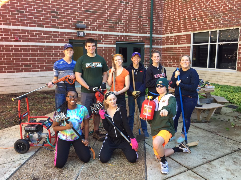 KRHSInteract's tweet image. @KRUNInteract @KRHSCapstone begin legacy project w/ service day @KettleRunNews #OutdoorLearningSpace  #InteractWeek