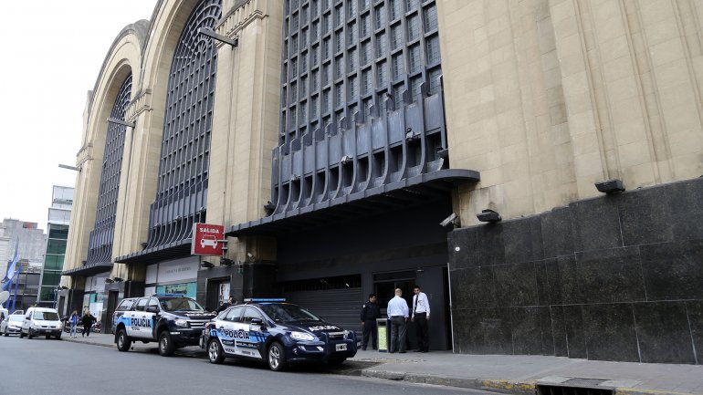infobae's tweet photo. Abasto. Llamó al 911 por posible presencia terrorista. Eran tucumanos buscando el shopping  https://t.co/TXHvOfed5K https://t.co/qDTfjWaeDy